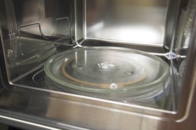 Microwave turntable rotating and no heat